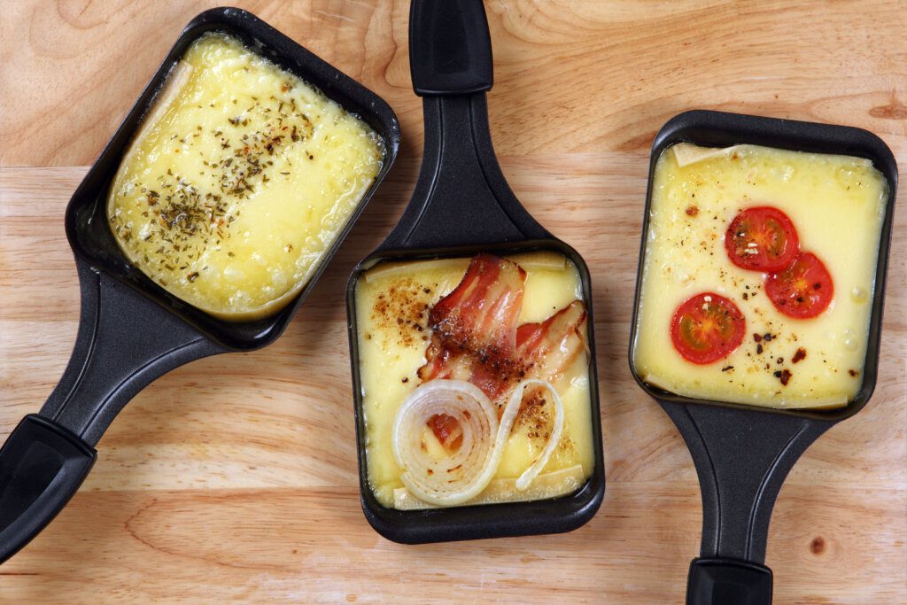 Raclette Pfännchen gefüllt mit Käse und anderen Zutaten gehört ebenfalls zu meinen Favoriten bei Raclette-Ideen
