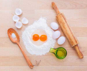 Mehl, Wasser und Ei geben einen guten Teig für Essen von Zuhause