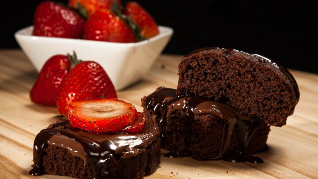 Schokoladen Törtchen mit Erdbeeren ist eine der besten Raclette-Ideen