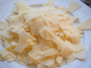 Geriebener Käse in Schüssel
