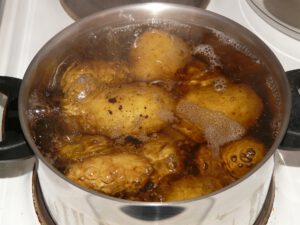 Kartoffeln in Kochtopf kochen für leckeres, selbstgemachtes Essen