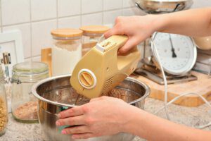 Handmixer hilft in der Küche für Essen von Zuhause