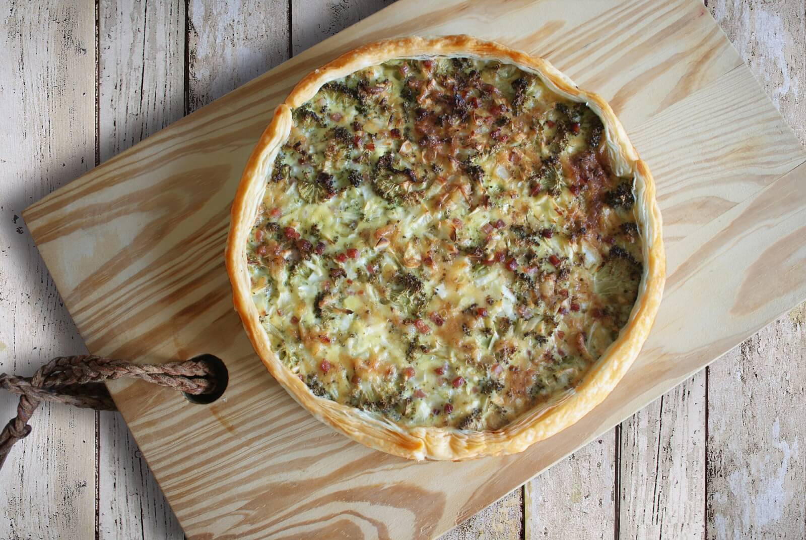 Quiche Speckkuchen in runder Form schmeckt nach Zuhause