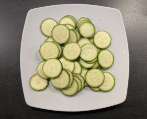 Zucchini Scheiben auf Teller