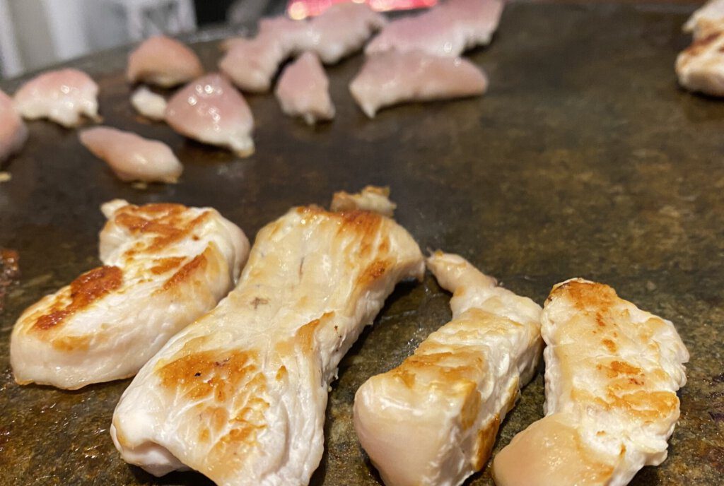 Fleisch auf Raclette Steinplatte 