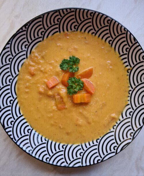 Karotten Lauch Suppen in Teller