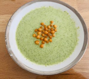 Brokkoli-Suppe mit Backerbsen