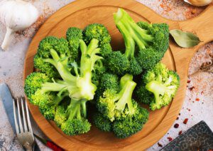 Brokkoli auf Brett für gesunde Kindergerichte