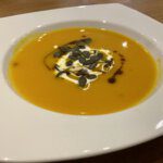 Kürbis-Ingwer-Suppe ist ein leckeres, vegetarisches Low-Carb-Gericht
