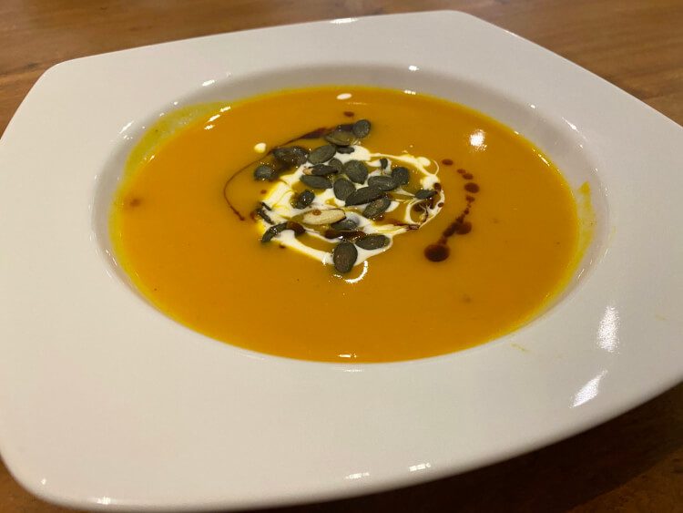 Kürbis-Ingwer-Suppe ist ein leckeres, vegetarisches Low-Carb-Gericht
