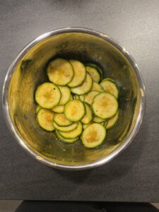 Zucchinischeiben mariniert in Schüssel