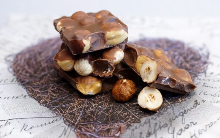 Nüsse in Schokolade kann ein Low carb Rezept sein