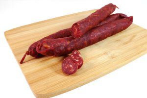 Chorizo in Scheiben auf Holzbrett für Würziges Rührei mit Chorizo