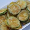 Zucchini Chips als Low carb Rezept in weißer Schüssel
