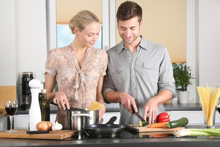 Mann und Frau kochen Low carb Rezepte in der Küche