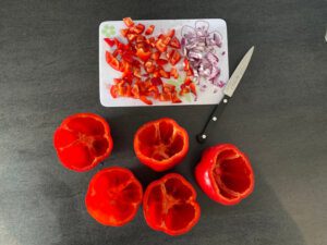 Paprika und Zwiebeln für gefüllte Paprika