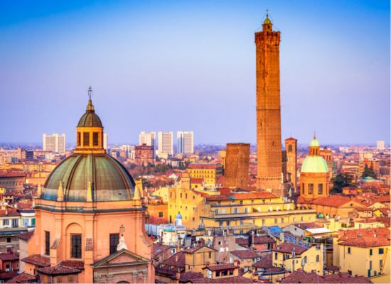 Die italienische Soße Bolognese hat ihren Ursprung in der italienischen Stadt Bologna mit der schönen Altstadt.