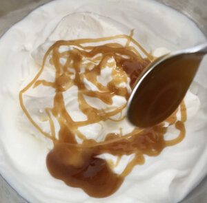 Joghurt mit Honig für leckere griechische Joghurt-Torte ohne Zucker