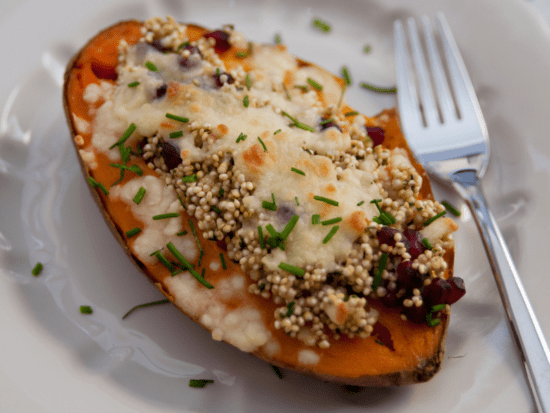 Knusprig überbackene Süßkartoffeln mit Quinoa, Gemüse und geschmolzenem Käse
