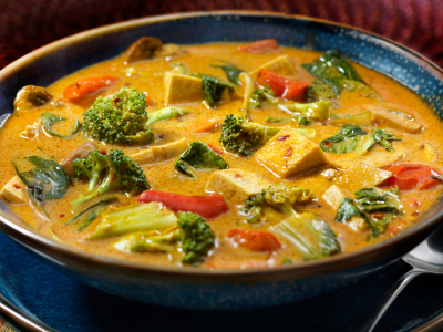 Gemüse Curry als ein vegetarisches gericht, dass auch vegan zubereitet werden kann.