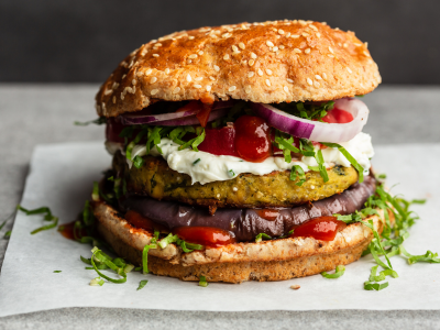 Der Veggie Burger ist ein tolles vegetarisches Rezept und kann mit allerlei gesunden Zutaten belegt werden.