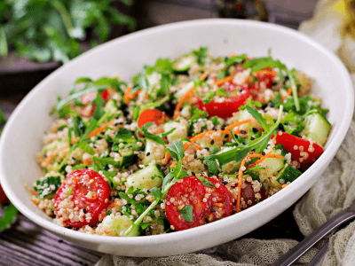 Bunter Quinoa-Salat. Quinoa Salat ist ein schnelles, gesundes Rezept für Vegetarier