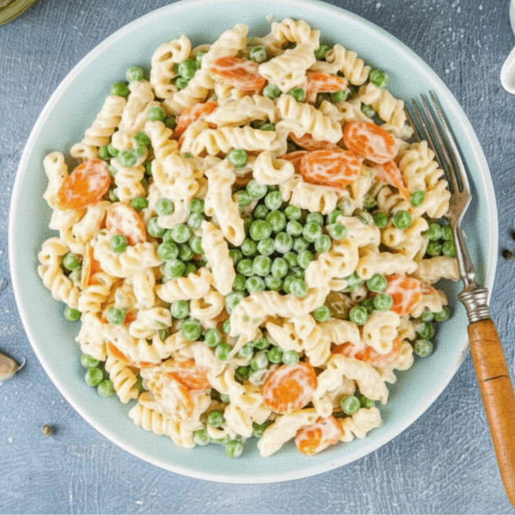 Nudelsalat mit Mayo, Erbsen, Möhren und Gewürzgurken