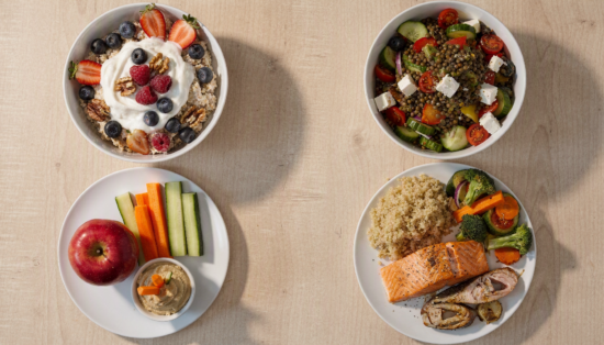 Tagesplan mit Lebensmitteln zum Abnehmen wie Haferflocken mit Joghurt, Linsensalat, Apfel mit Hummus und Lachs mit Gemüse und Quinoa.